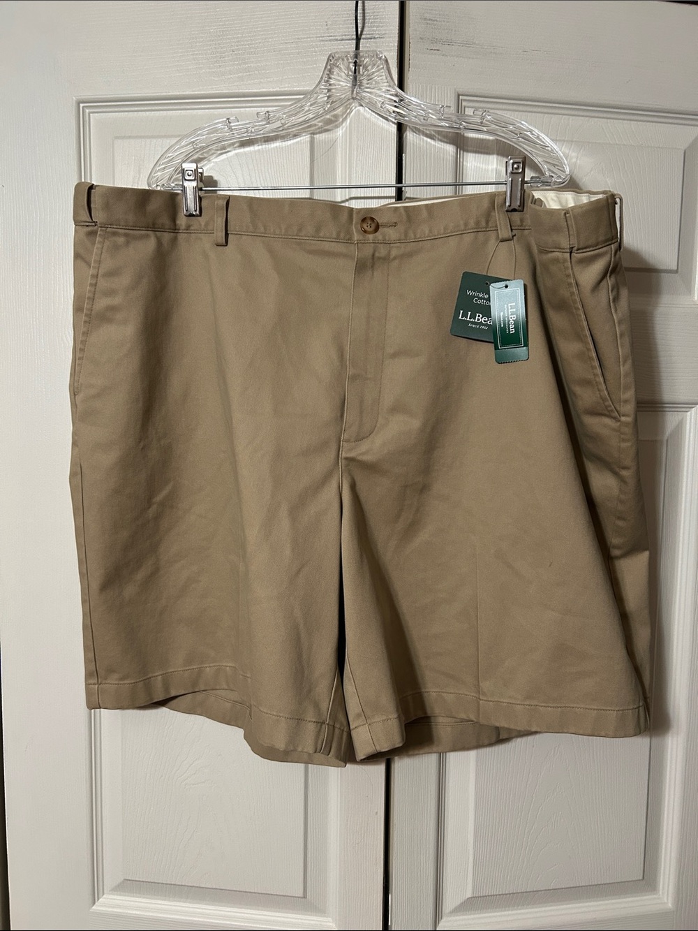 L.L. Bean sz 46 - Men's Tan Flat-Front Wrinkle Free Cotton Shorts